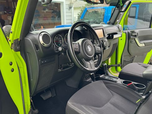 Used 2013 Jeep Wrangler Unlimited Rubicon w/ Connectivity Group AWD/4WD image 10