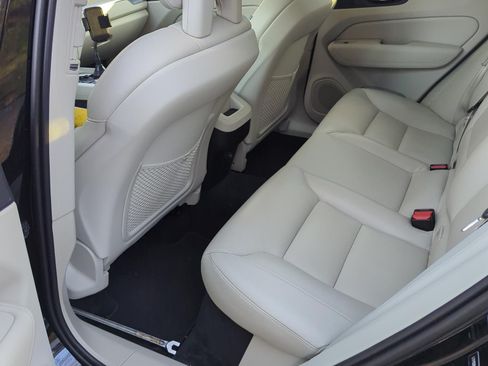 Used 2019 Volvo XC60 T5 Momentum w/ Multimedia Package image 14