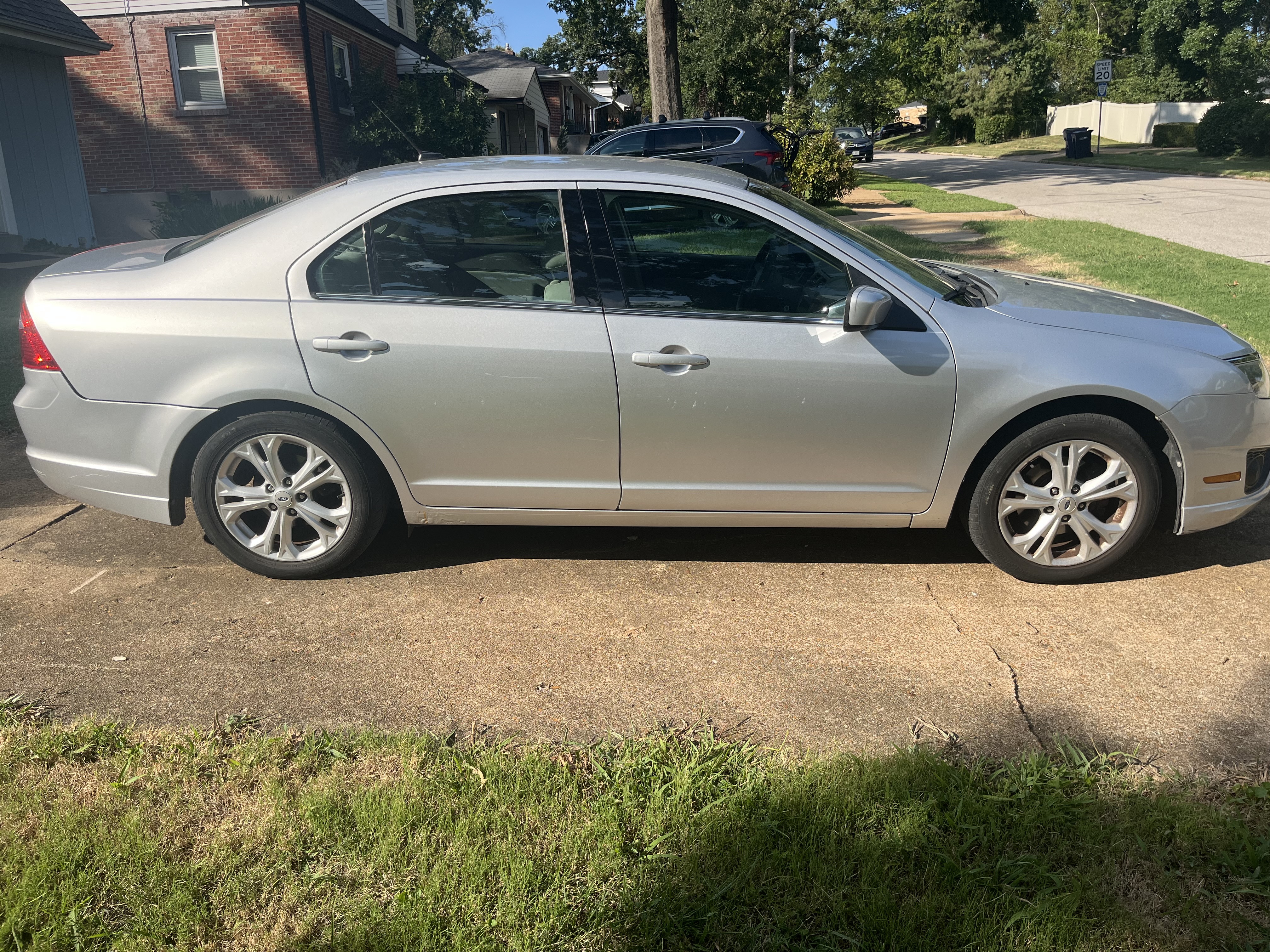 Used 2012 Ford Fusion SE FWD image 2