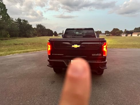 Used 2024 Chevrolet Silverado 2500 High Country w/ High Country Premium Package AWD/4WD image 6