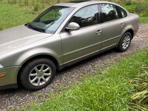 Used 2004 Volkswagen Passat GLS FWD image 2