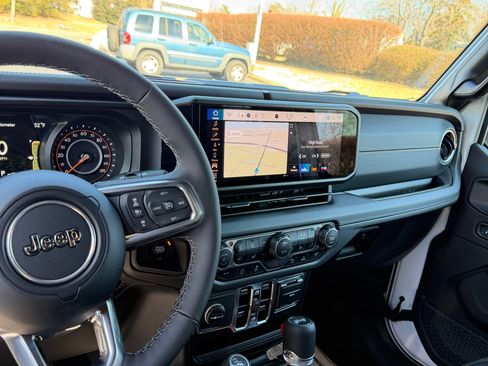 Used 2025 Jeep Wrangler Unlimited Sahara image 14