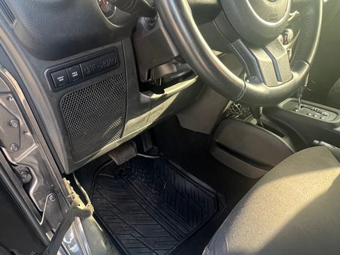 Used 2017 Jeep Wrangler Unlimited Rubicon w/ Connectivity Group AWD/4WD image 15