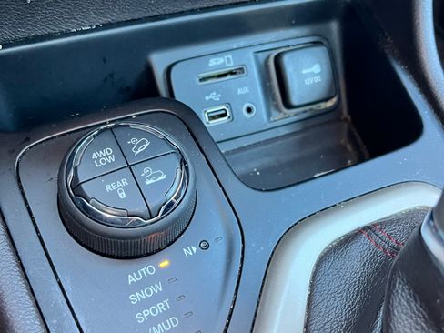 Used 2014 Jeep Cherokee Trailhawk w/ Comfort/Convenience Group image 11