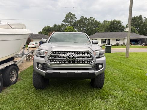 Used 2017 Toyota Tacoma TRD Off-Road w/ Premium & Technology Package AWD/4WD image 4