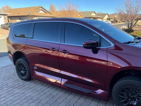 Used 2023 Chrysler Pacifica Touring-L image 14