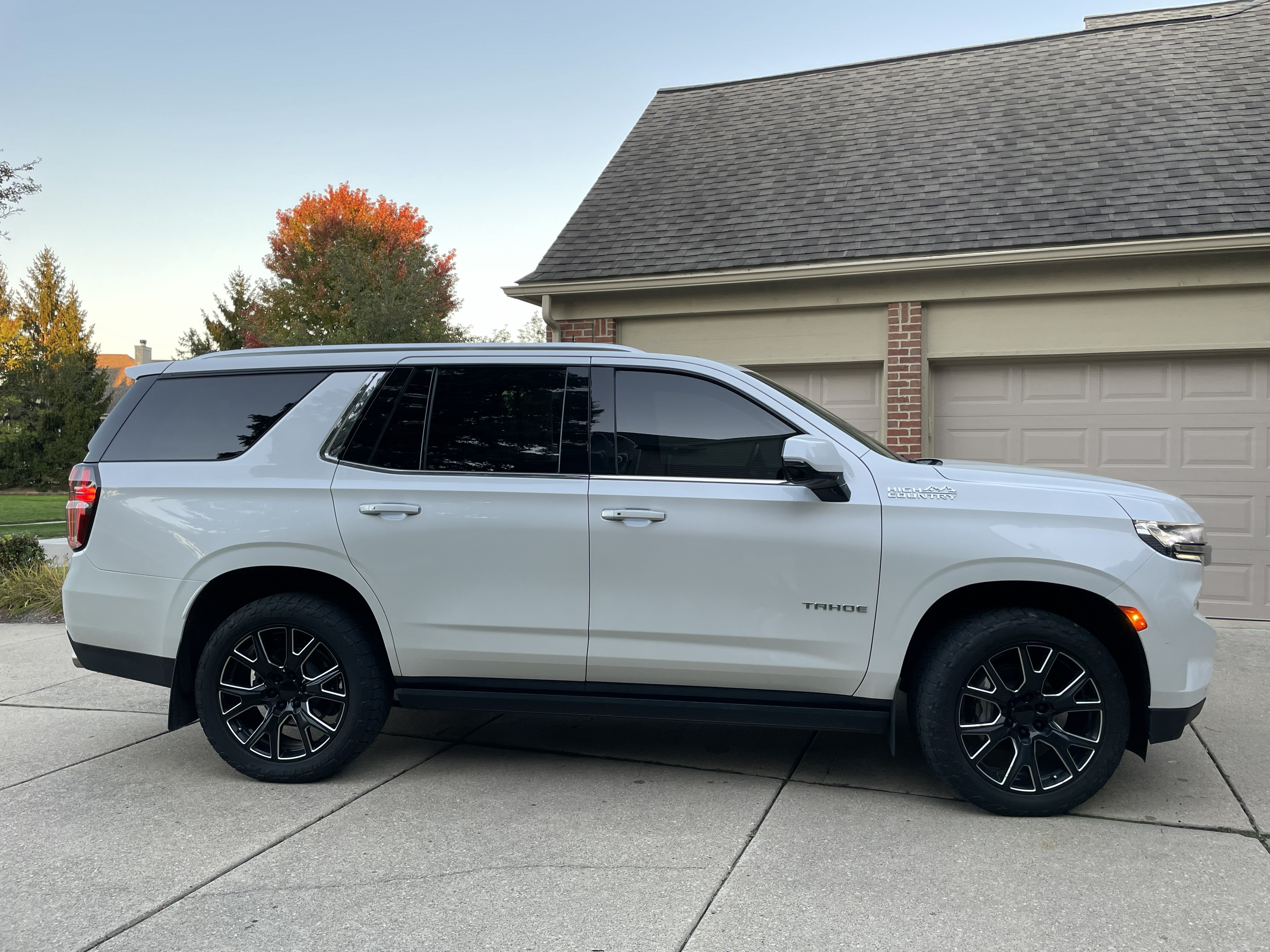 Used 2021 Chevrolet Tahoe High Country w/ Premium Package 2 AWD/4WD image 4