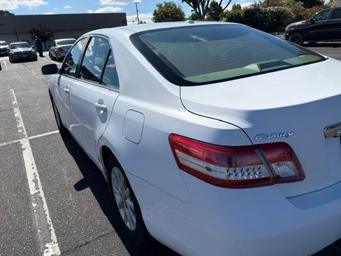 Used 2011 Toyota Camry XLE w/ SE/XLE Extra-Value Pkg FWD image 4