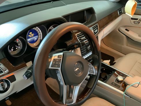 Used 2014 Mercedes-Benz E 550 4MATIC Sedan image 9