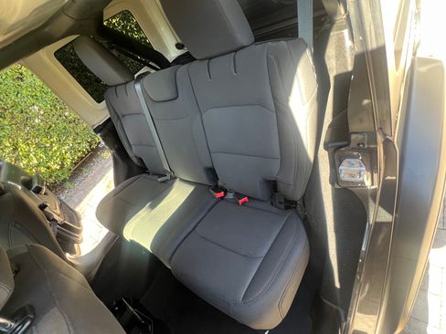 Used 2018 Jeep Wrangler Unlimited Sport image 12