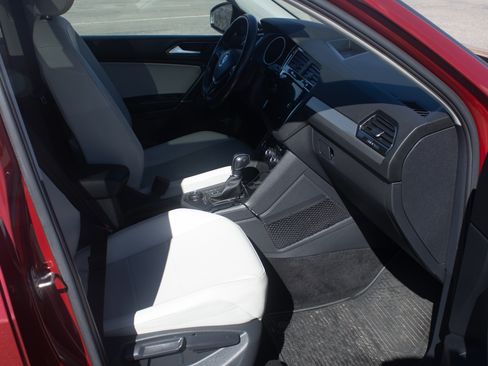 Used 2018 Volkswagen Tiguan SE w/ Panoramic Sunroof Package image 8