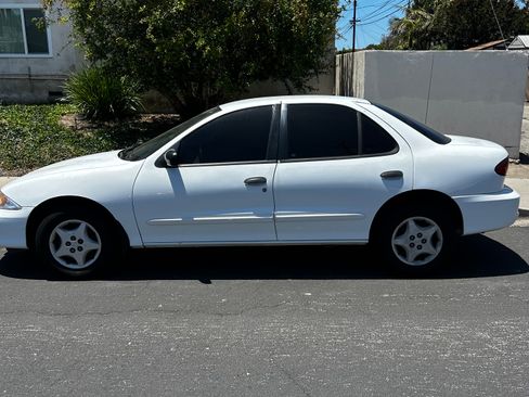 Used 2002 Chevrolet Cavalier Sedan FWD image 2