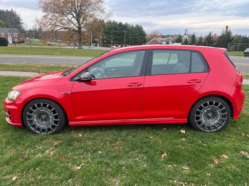 Used 2017 Volkswagen Golf R 4-Door image 11