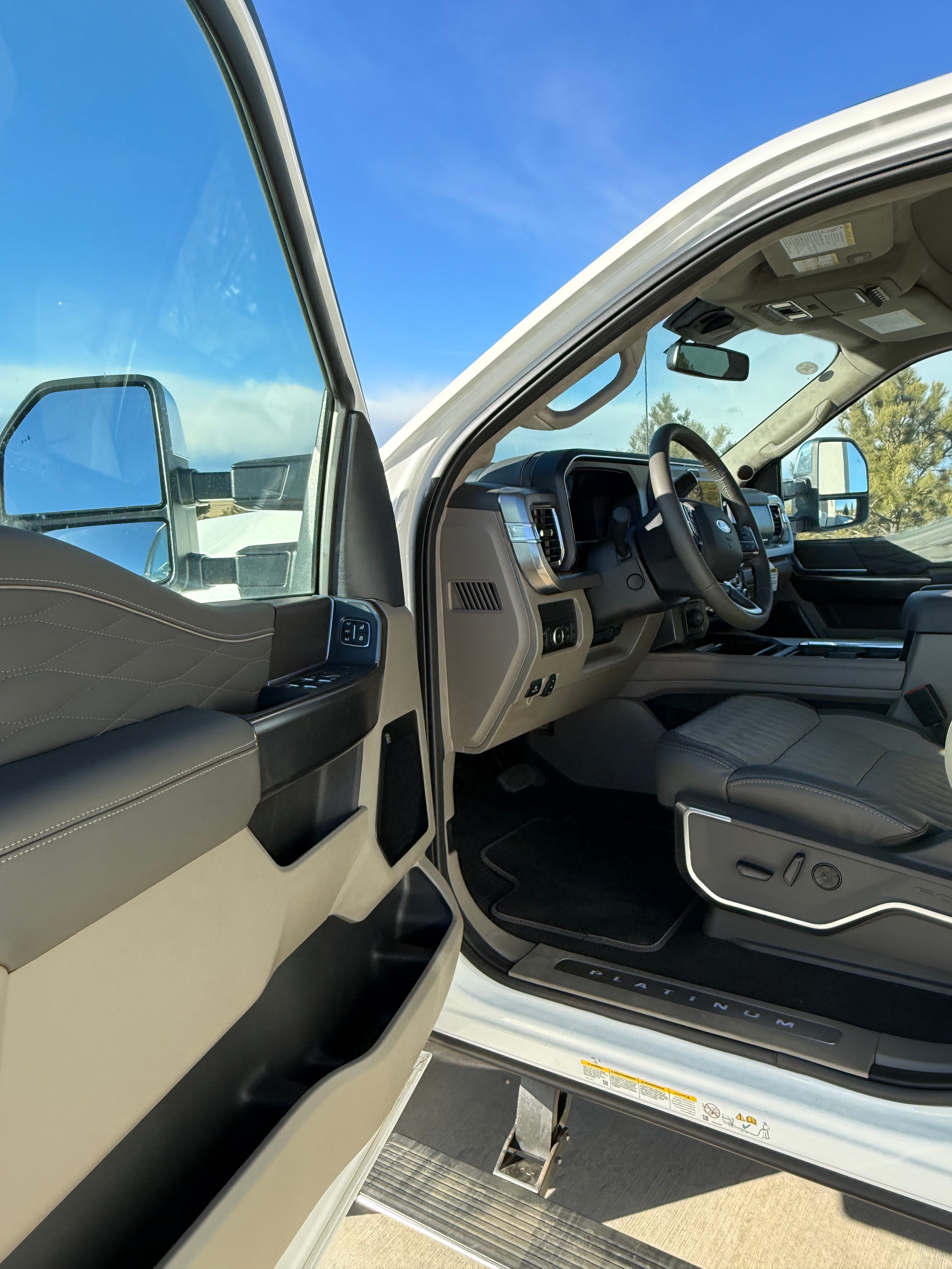Used 2025 Ford F450 Platinum w/ Platinum Plus Package AWD/4WD image 2