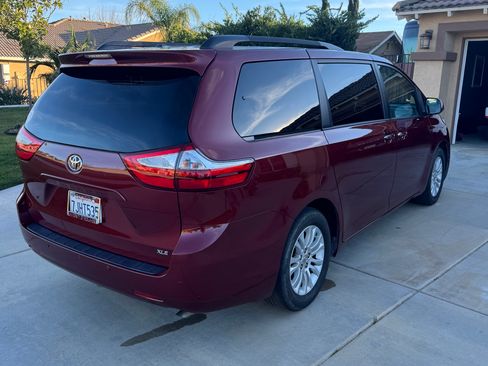 Used 2015 Toyota Sienna XLE image 4