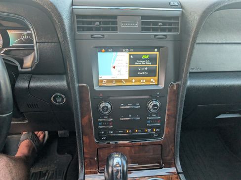 Used 2016 Lincoln Navigator Select image 8