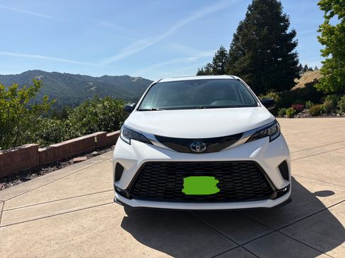Used 2022 Toyota Sienna XSE w/ XSE Plus Package AWD/4WD image 2