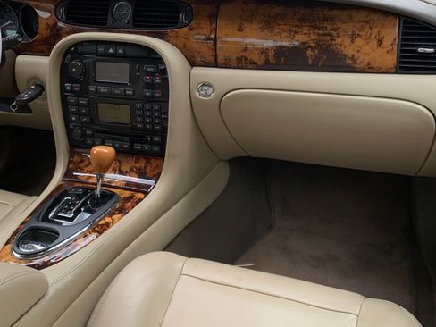 Used 2005 Jaguar XJ8 8 L Sedan 4D image 12