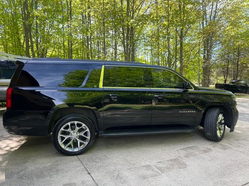 Used 2020 Chevrolet Suburban LT w/ Luxury Package AWD/4WD image 2