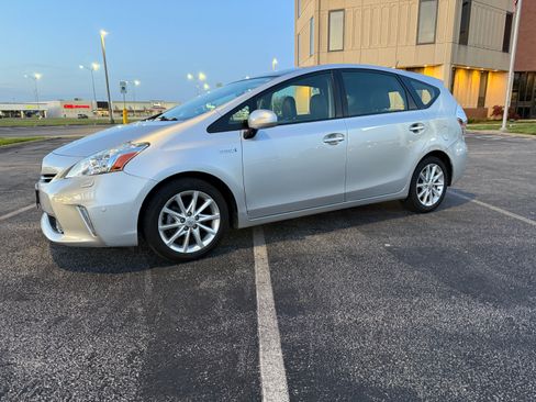 Used 2014 Toyota Prius V Five FWD image 1