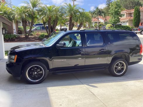 Used 2012 Chevrolet Suburban LT RWD image 1