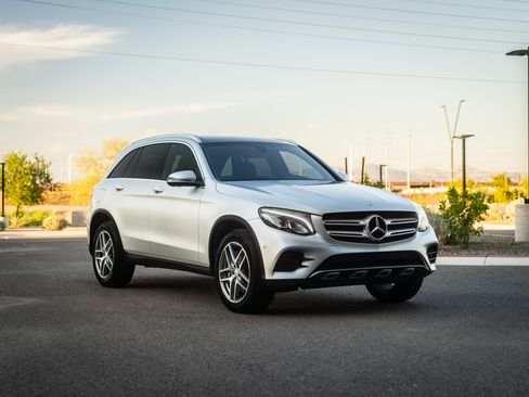 Used 2017 Mercedes-Benz GLC 300 4MATIC image 4