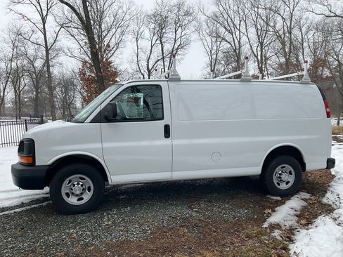Used 2015 Chevrolet Express 2500 image 2