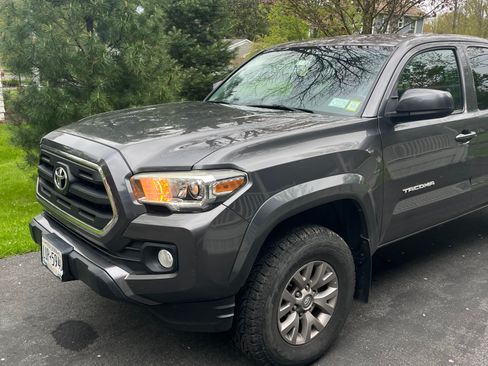 Used 2016 Toyota Tacoma SR5 w/ SR5 Appearance Package (SN) AWD/4WD image 1
