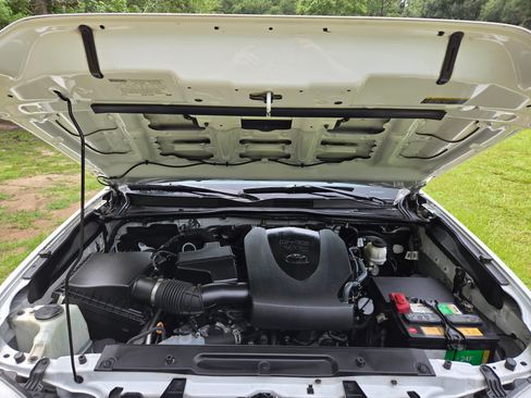 Used 2020 Toyota Tacoma TRD Sport w/ Technology Package AWD/4WD image 9