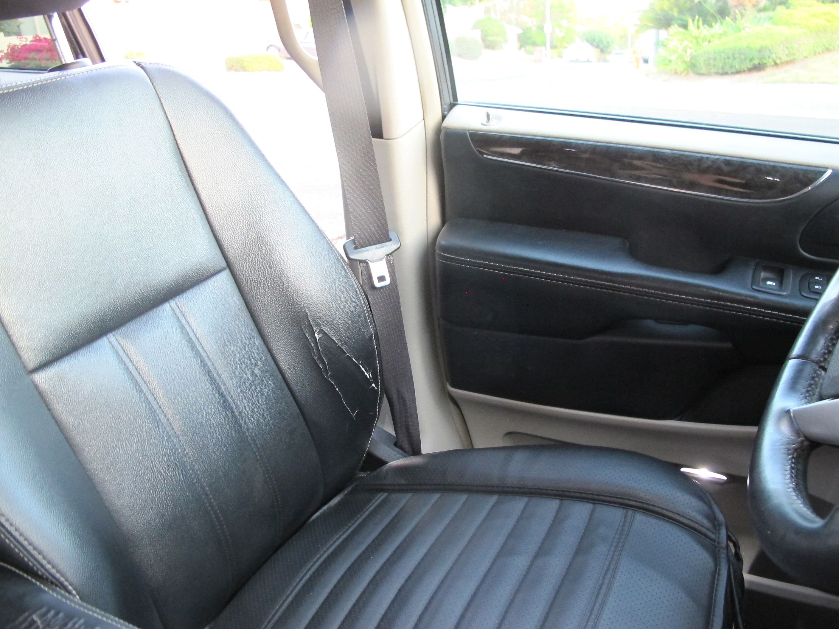 Used 2015 Chrysler Town & Country Touring FWD image 25