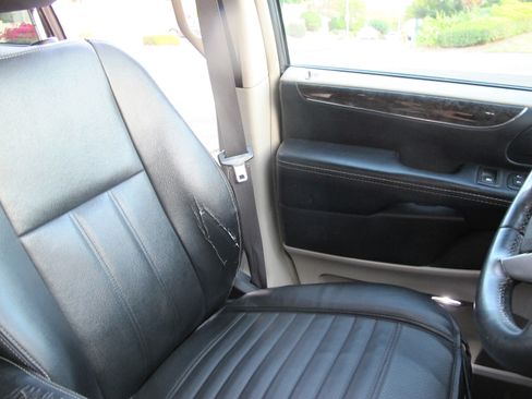 Used 2015 Chrysler Town & Country Touring image 26