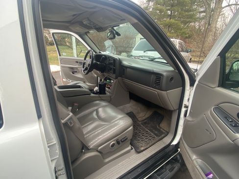 Used 2005 Chevrolet Suburban LT w/ Preferred Equipment Group image 20