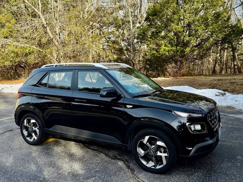 Used 2024 Hyundai Venue SEL image 1