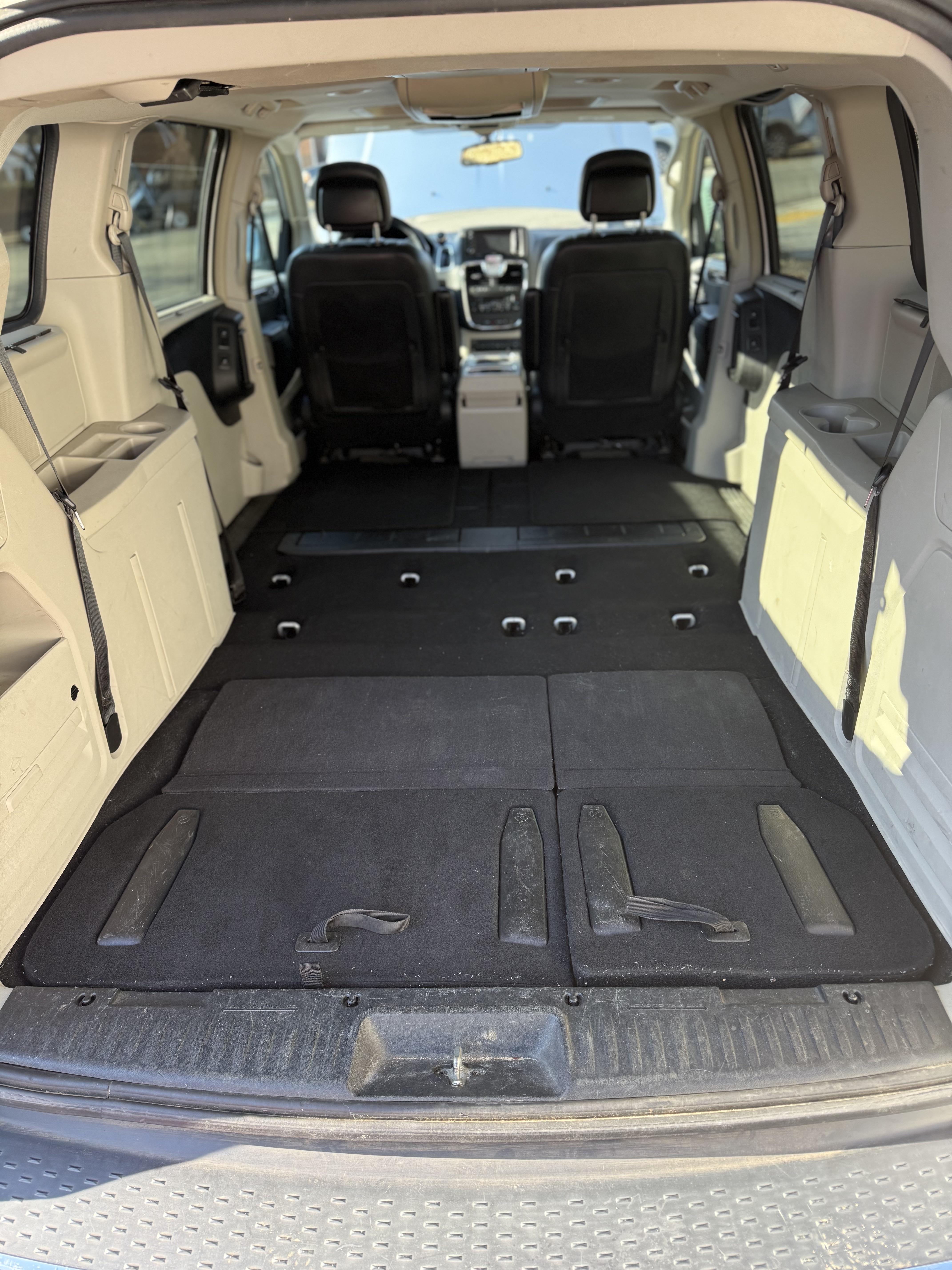Used 2011 Chrysler Town & Country Touring-L w/ Entertainment Group #2 FWD image 19