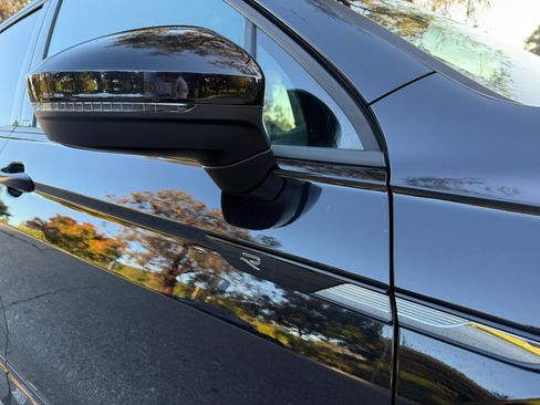 Used 2022 Volkswagen Tiguan SE R-Line image 9