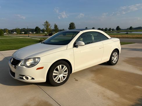 Used 2008 Volkswagen Eos 2.0T FWD image 2