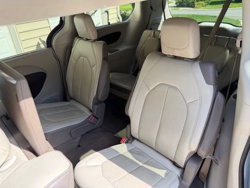 Used 2017 Chrysler Pacifica Touring-L Plus w/ Advanced Safetytec Group FWD image 16