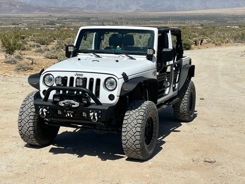 Used 2018 Jeep Wrangler Unlimited Sahara w/ Connectivity Group image 2