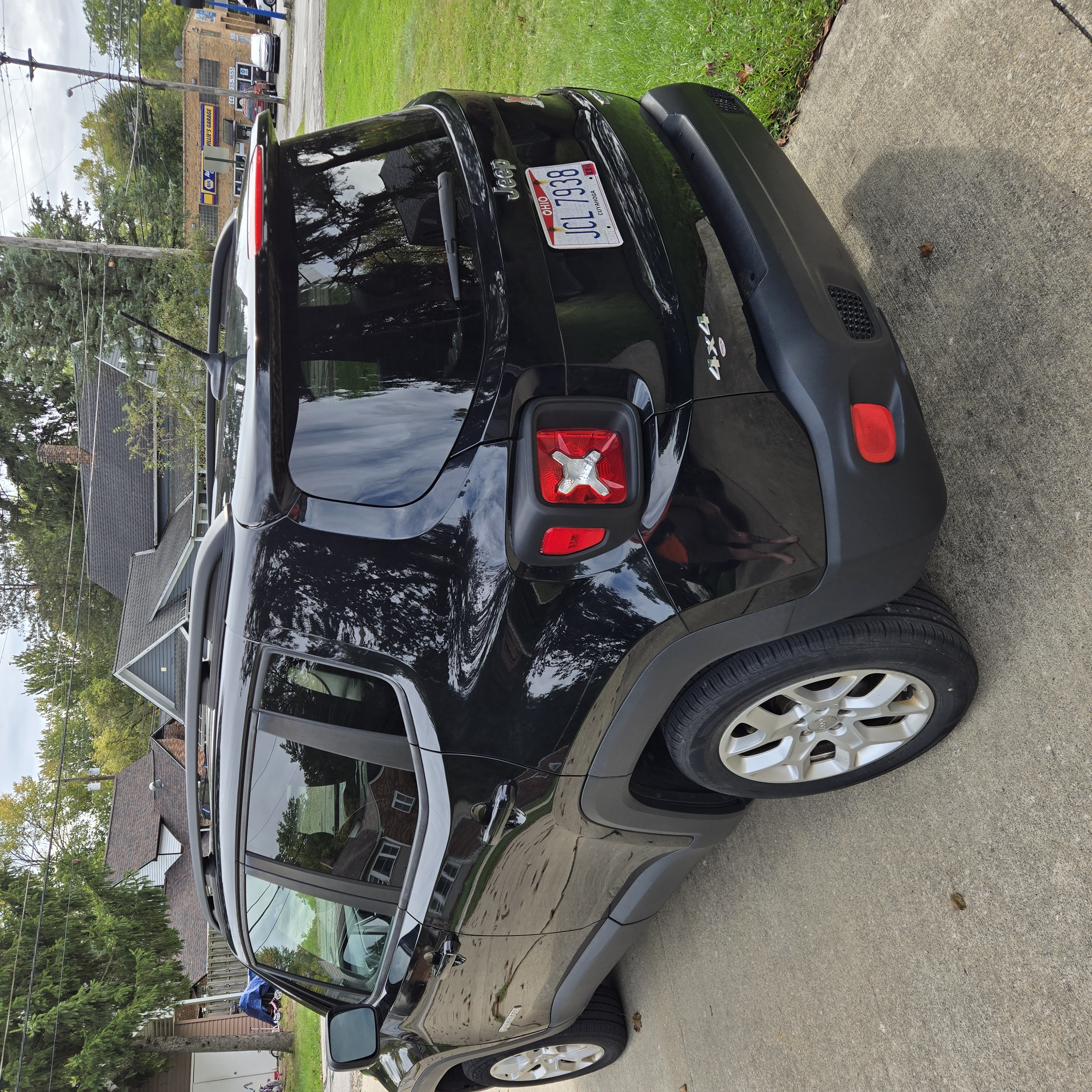 Used 2017 Jeep Renegade Latitude w/ Popular Equipment Group AWD/4WD image 4