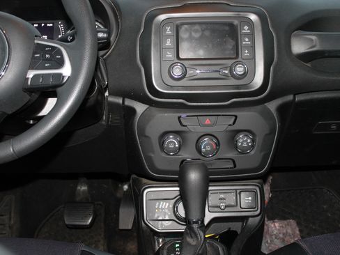 Used 2018 Jeep Renegade Sport w/ Power & Air Group image 12