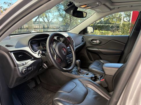 Used 2019 Jeep Cherokee Trailhawk image 2