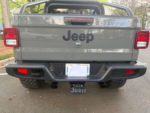 Used 2021 Jeep Gladiator Sport image 4