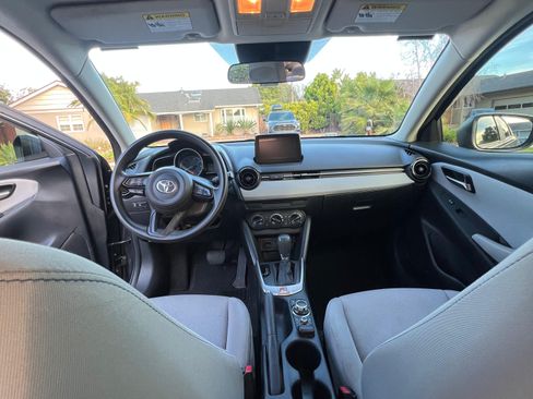 Used 2019 Toyota Yaris L image 11