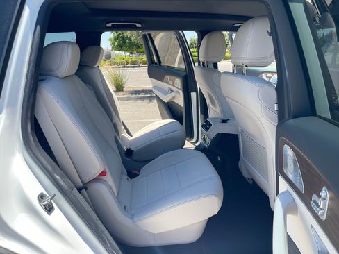 Used 2025 Mercedes-Benz GLS 450 4MATIC image 11