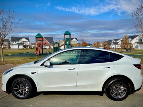 Used 2023 Tesla Model Y Long Range image 4