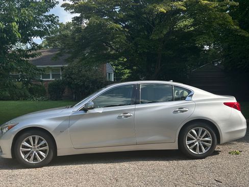 Used 2015 INFINITI Q50 Premium w/ Navigation Package AWD/4WD image 2
