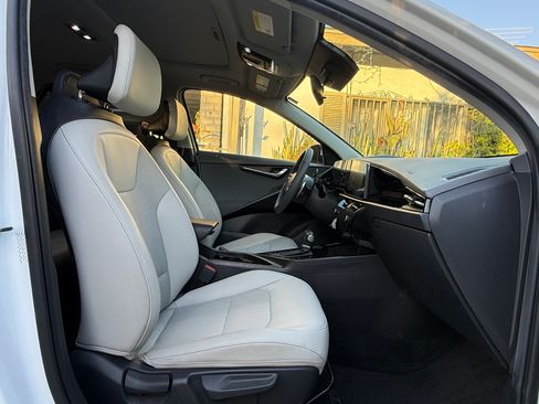 Used 2023 Kia Niro EX Touring image 27