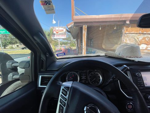 Used 2018 Nissan Titan SV w/ SV Convenience Package image 5