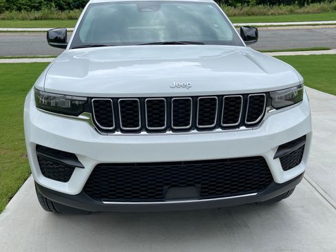 Used 2023 Jeep Grand Cherokee Laredo X AWD/4WD image 8