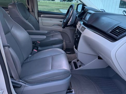 Used 2010 Volkswagen Routan SE FWD image 15